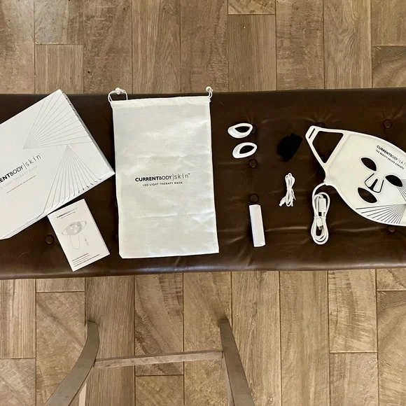 Currentbody Skin LED Red Light Therapy Mask - Picture 2 of 11